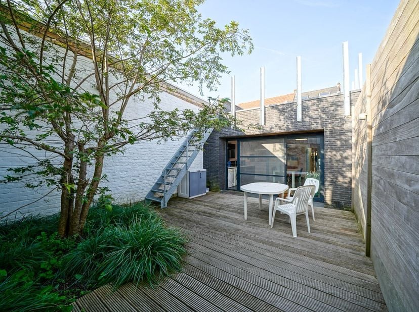 Aan de markt van Oudenburg vind je deze goed gelegen handelszaak met bovenwoning. Voorheen een lingeriewinkel, is dit pand ideaal voor nieuwe, enthous