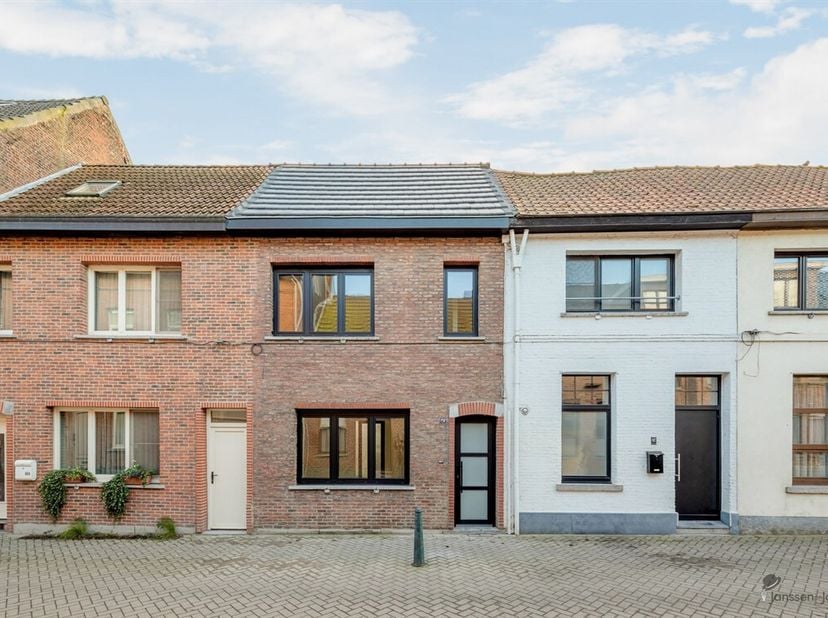 Deze charmante woning is ideaal voor wie op zoek is naar een gezellige en praktische thuisbasis. De woning is instapklaar en smaakvol gerenoveerd in 2