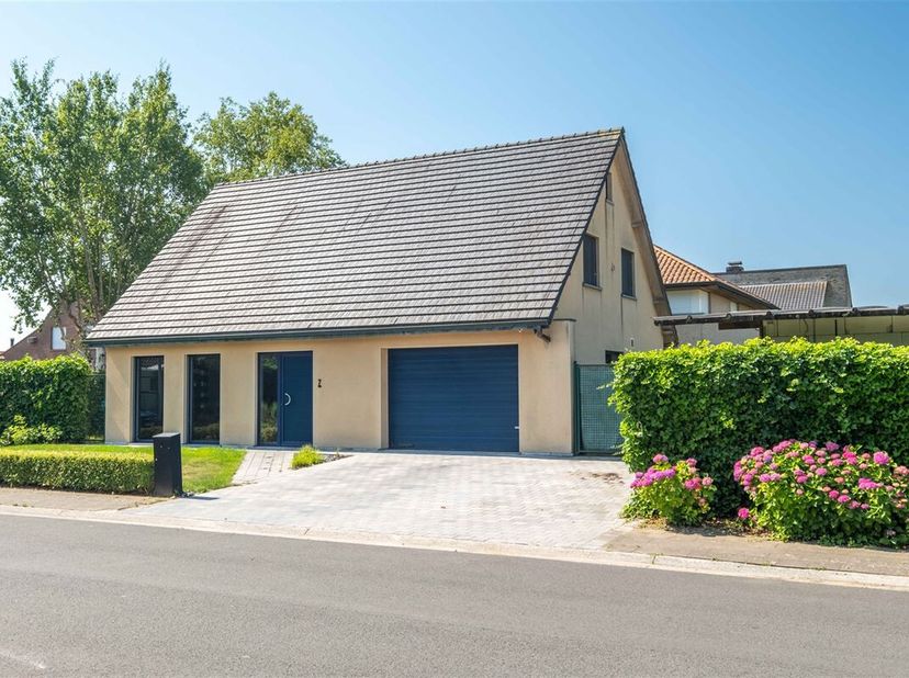 TOPPER!!! Alleenstaande woning met 3 slaapkamers te koop! &lt;br /&gt;
Indeling: Inkomhal met vestiaire en gastentoilet, ruime lichtrijke leefruimte met ope