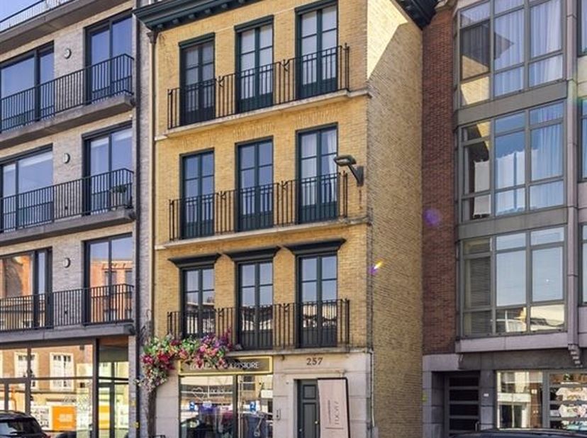 Un emplacement central, des vues à faire rêver et une touche d&#039;élégance. Cet appartement de deux chambres se trouve en plein centre animé de Brasschaa
