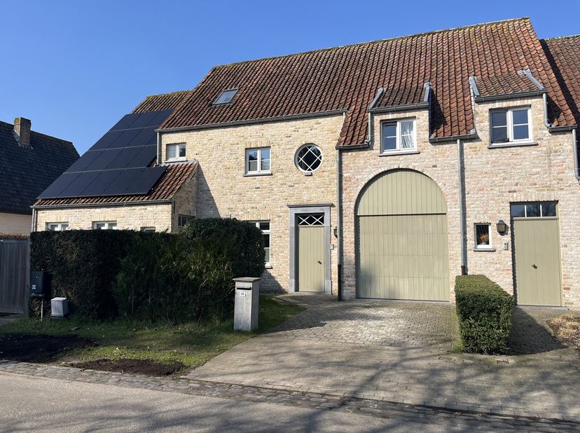 Deze recente woning kan worden aangekocht aan 2% verkooprechten.&lt;br /&gt;
De woning is gelegen in een rustige straat vlakbij de winkels te Varsenare en m