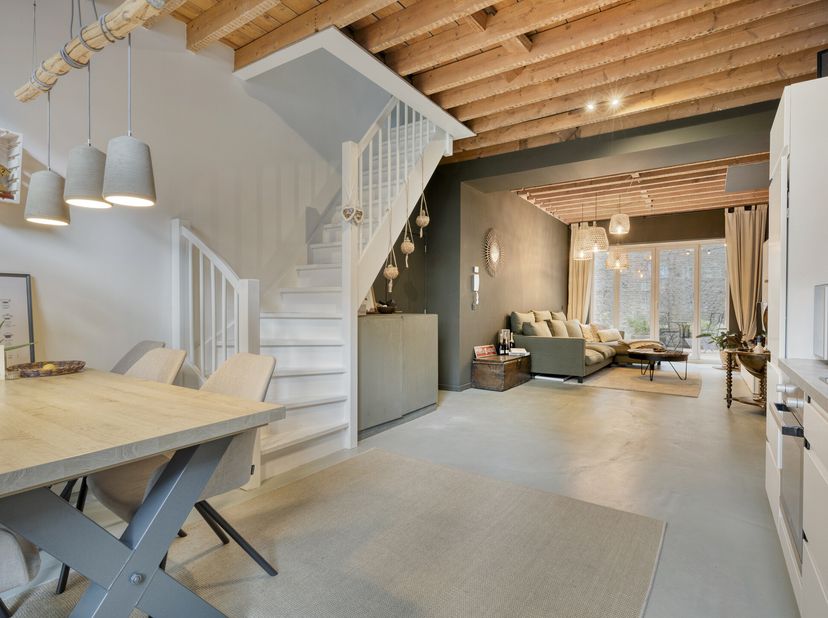 Découvrez cet appartement duplex de caractère au cur du centre historique d&#039;Anvers, idéal pour ceux qui recherchent une maison unique. Situé au rez-de