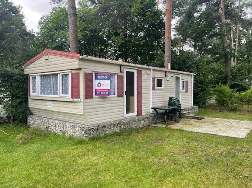 Deze stacaravan biedt plaats aan 4 personen en ligt midden in het groen van de Antwerpse Kempen op het domein EuroParcs Zilverstrand. Dit vakantiepark