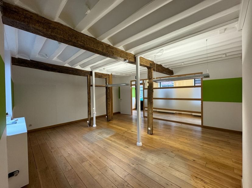 Dit charmant handelspand heeft een bruikbare vloeroppervlakte van 107 m² en bestaat uit twee kantoorruimtes, waarvan één met keukenhoek, toilet en twe