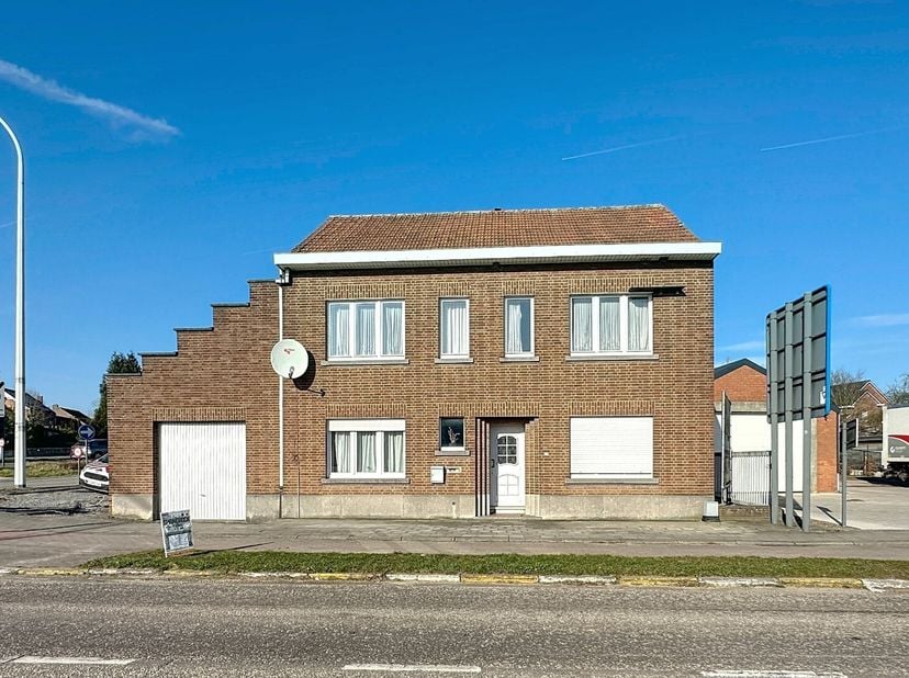 Deze ruime woning, gebouwd in 1951, biedt tal van mogelijkheden voor renovatie en personalisatie. Met 4 slaapkamers is het de ideale woning voor een g