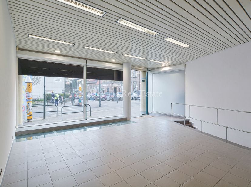 Maxime Real Estate stelt u een goed gelegen handelsruimte voor.&lt;br /&gt;
Uitstekende ligging tussen het Gemeentehuis en het Park van Woluwe, nabij openba