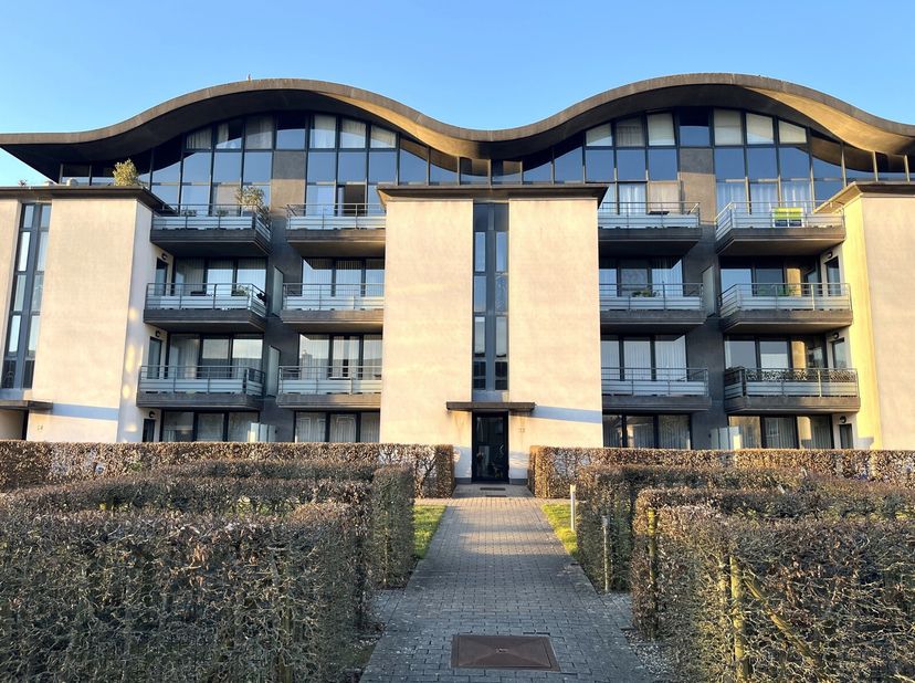 Het appartement is gelegen in een uiterst rustige straat te Male met scholen, buurtwinkel, bakker, slager,  op wandelafstand en de winkelmogelijkheden