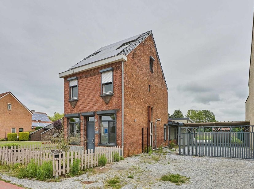 Deze vrijstaande woning telt 4 slaapkamers en is gelegen langs een uitstekende verbindingsweg op een perceel van 6a 45ca. De woning biedt veel potenti