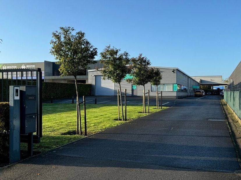 Bâtiment autonome avec 367m² d&#039;entrepôt, 217m² de mezzanine et 346m² d&#039;espace de bureau (y compris cuisine, salle de bains et douches) et stockage ext