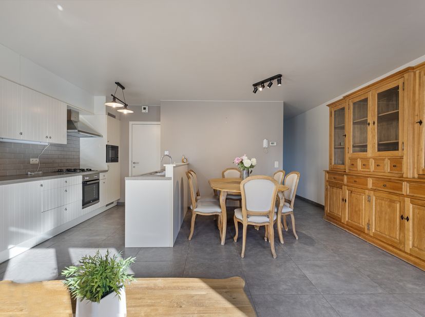 Op wandelafstand van het centrum Ninove, scholen, openbaar vervoer en diverse buurtwinkels goed gelegen ENERGIEZUINIG APPARTEMENT zich bevindende op d