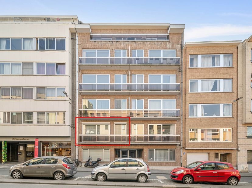 Dit goed gelegen en aangename appartement is bijzonder lichtrijk en ruimtelijk. Het wordt verkocht door de eerste eigenaar die er steeds goed zorg voo