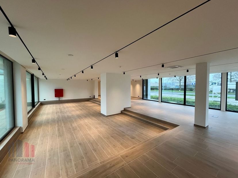 Dit high-end nieuwbouwkantoor van 218 m², gelegen in Lochristi, biedt een uitstekende kans voor bedrijven die op zoek zijn naar een moderne, goed bere