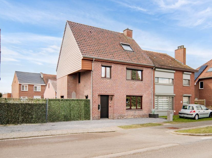 Deze gerenoveerde halfvrijstaande gezinswoning is gelegen nabij het centrum van Bree. De woning beschikt over een praktische indeling, een gezellige v