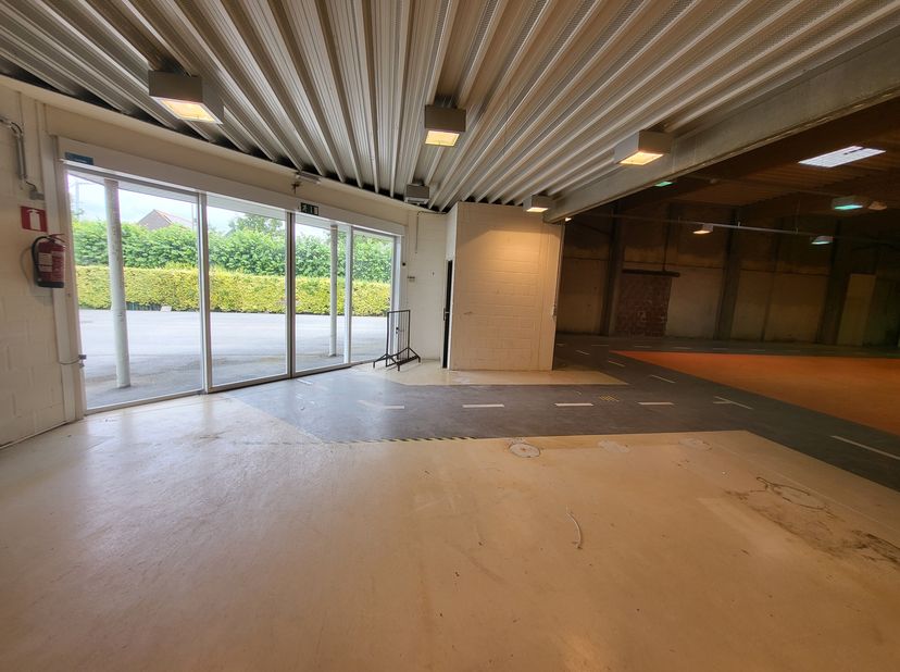 Local commercial/entrepôt situé au centre (environ 785 m²) avec 10 places de parking à louer à Aartrijke. &lt;br /&gt;
MISE EN PAGE:&lt;br /&gt;
- Surface totale
