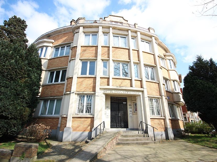 Cet appartement est situé dans un charmant immeuble d&#039;angle de caractère sur l&#039;avenue des Croix de feu, un quartier agréable et recherché. En entrant
