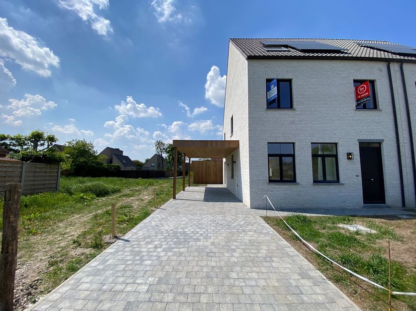 Maison neuve économe en énergie avec 4 chambres à coucher complètes, jardin spacieux avec beaucoup de places de parking situé à Moerkerke.&lt;br /&gt;
Dispo