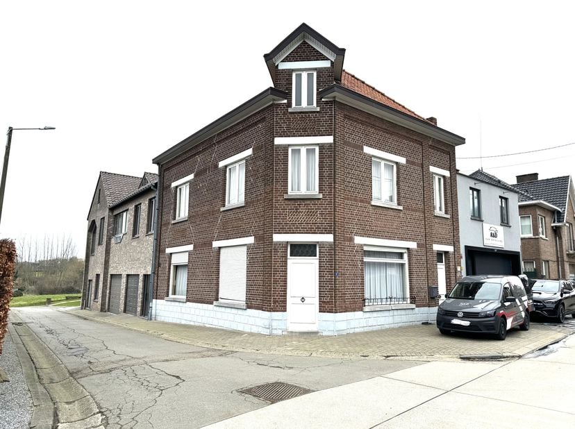 Deze ruime woning, gelegen in het gezellige Rijkhoven, biedt tal van mogelijkheden voor renovatie en personalisatie. Met een doordachte indeling en ve