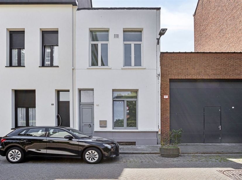 Ontdek deze instapklare gezinswoning met een verzorgde gevel, gelegen in een rustige buurt met vlotte verbindingen. Ideaal voor gezinnen die op zoek z