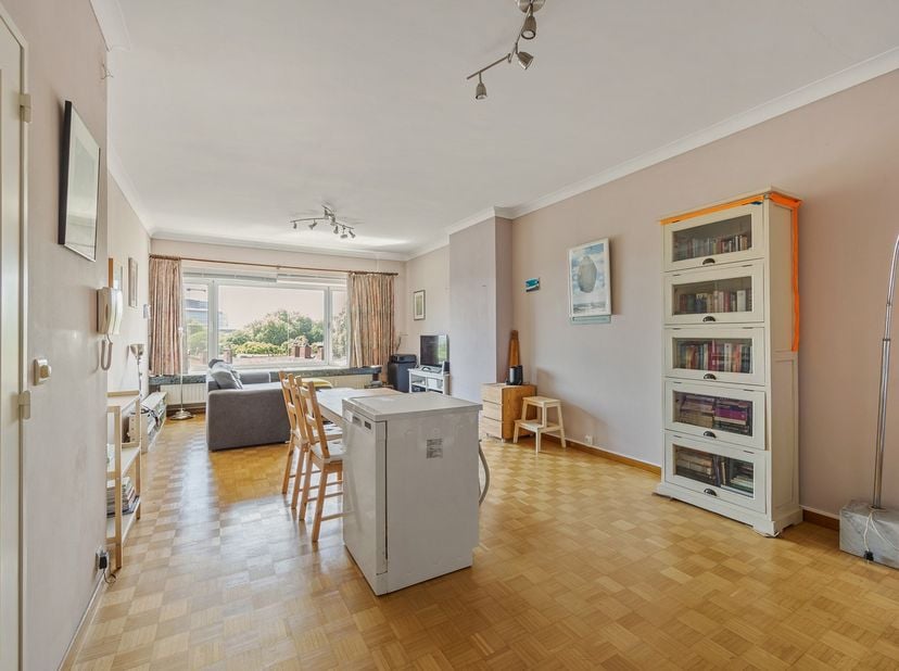 Het appartement is gelegen nabij de gezellige pleintjes van de Kerkstraat en het Moorkensplein. Het appartement is zeer lichtrijk doordat het op de ho