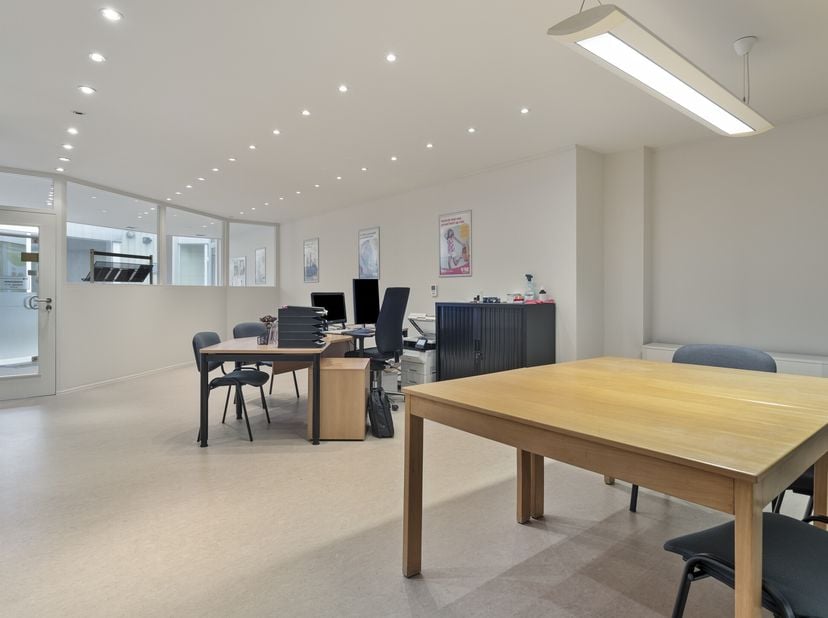 Bent u op zoek naar een praktisch en instapklaar kantoor op een toplocatie in Waregem? Dit kantoor van ca. 80 m² biedt een functionele indeling en is