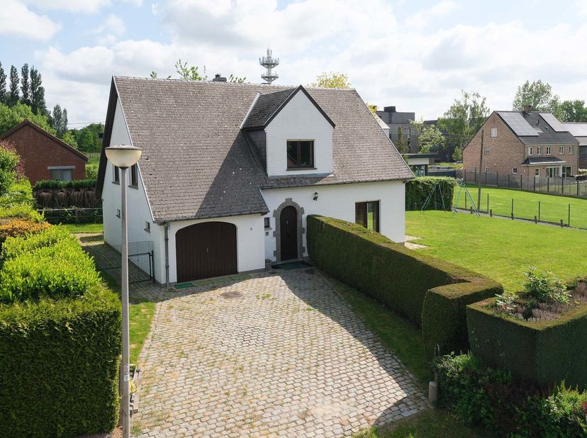 À VENDRE  Villa classique avec grand jardin orienté sud dans un clos paisible à Overijse Prix : 549.000 euro  Libre à lacte PEB : C (283 kWh/m².an) Su