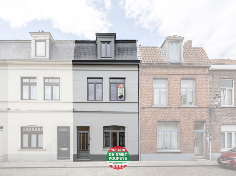 VRAAGPRIJS - Grenzend aan het groen van de Brugse Vesten, in het historisch stadscentrum, is deze energiezuinige woning met fietsenberging gelegen. Wi