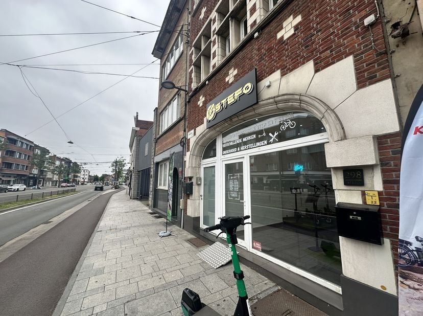 Situé à un emplacement stratégique avec une excellente visibilité le long de la très fréquentée Bredabaan à Merksem, ce rez-de-chaussée commercial con