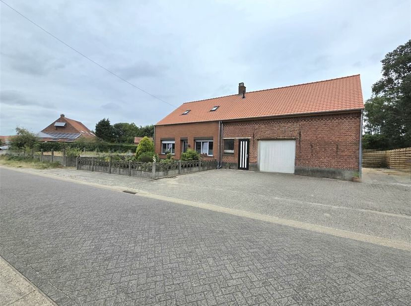 Située dans le charmant quartier de Gierle, cette spacieuse maison de 240 m² offre de nombreuses possibilités. Avec quatre chambres, idéales pour une