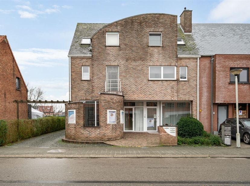 Opbrengsteigendom met commercieel gelijkvloers/handelgelijkvloers (100m²) en ingerichte studio (47m²) en twee duplex-appartementen (111m²) en (121m²)