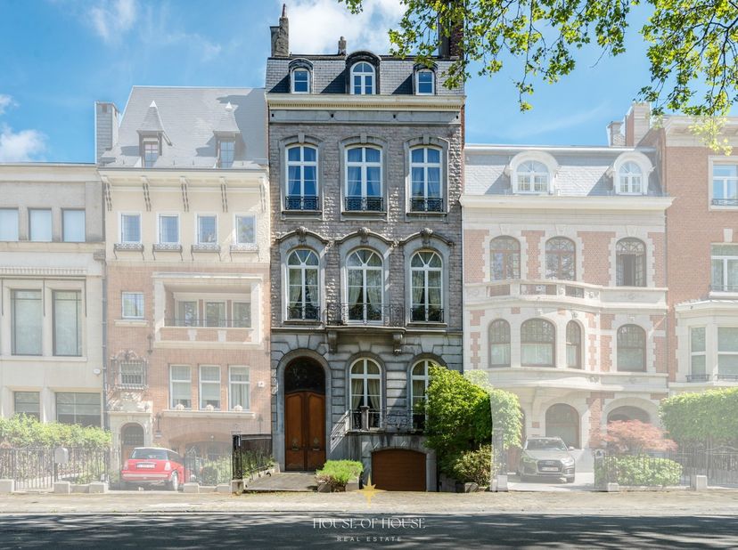 Située à proximité de l&#039;abbaye de la Cambre, datant du XIIIe siècle, avec en prolongement les magnifiques jardins et étangs d&#039;Ixelles, se trouve cette