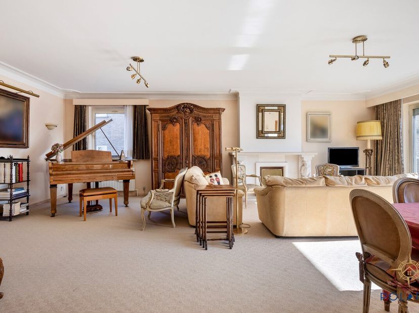 Cherchez-vous un appartement spacieux et prêt à emménager avec beaucoup de lumière naturelle? Alors, cet appartement magnifique situé au 4 Oudebaan à