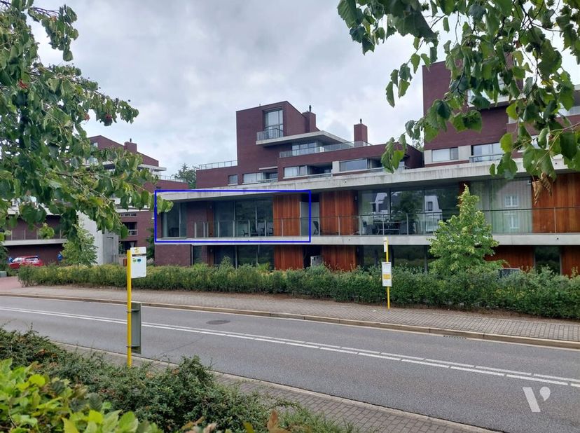 Instapklaar en energiezuinig appartement (105 m²) met terras, autostaanplaats en topligging in centrum Genk&lt;br /&gt;
Op zoek naar een stijlvol en recent