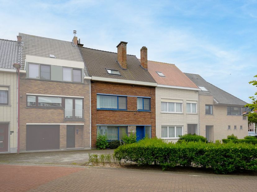 Deze ruime en instapklare gezinswoning in het hart van Oostende combineert comfort, charme en een uitstekende ligging. De woning heeft een bewoonbare