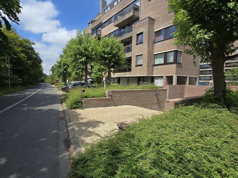 INSTAPKLAAR APPARTEMENT MET GARAGE - &lt;br /&gt;
&lt;br /&gt;
Dit modern en lichtrijk gelijkvloersappartement met 2 slaapkamers ligt in de groene parkomgeving va