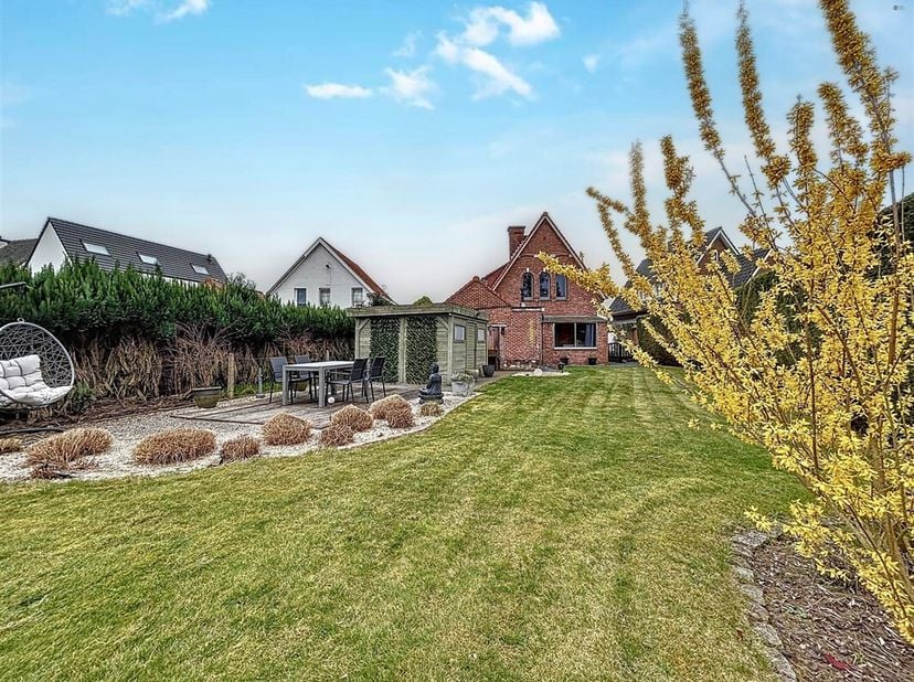 Instapklare open bebouwing met 3 slaapkamers op terrein van 919m²!&lt;br /&gt;
LIGGING: Deze prachtige gezinswoning is gelegen nabij het centrum van Vrasene
