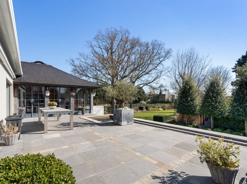 Deze villa is gelegen op een rustige en residentiële locatie in Oostduinkerke-Dorp, op een zuidwest georiënteerd perceel van 1.774 m². &lt;br /&gt;
Bij binn