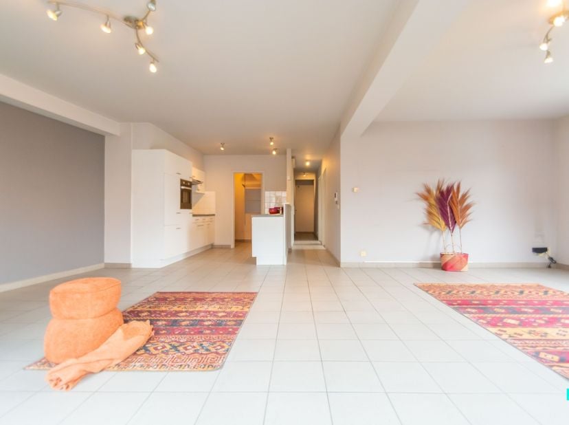 Dit op te frissen appartement, met twee slaapkamers, nabij Merelbeke station heeft een bruikbare vloeroppervlakte van ongeveer 85 m². Vlakbij alle bel