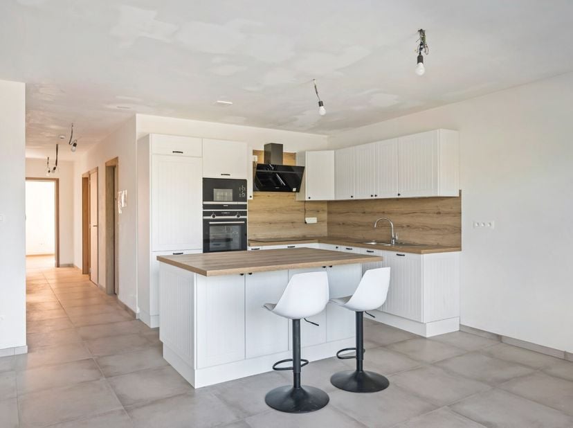 Deze ruime nieuwbouwappartement biedt een grote lichtrijke leefruimte met een uitgeruste keuken, 3 SLPKS en 2 zongerichte terrassen/balkon&lt;br /&gt;
APPAR