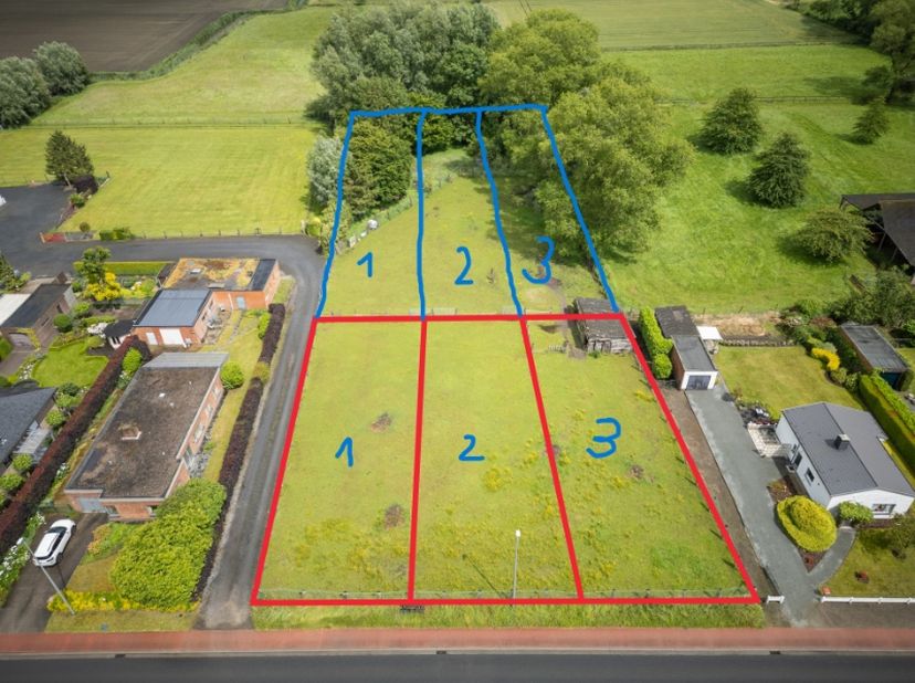 Zeer mooi gelegen perceel bouwgrond type Open Bebouwing op 1587m². Lot 1 A+B links vooraan - deel van een verkaveling in 3 stukken. Grond 13,98m straa