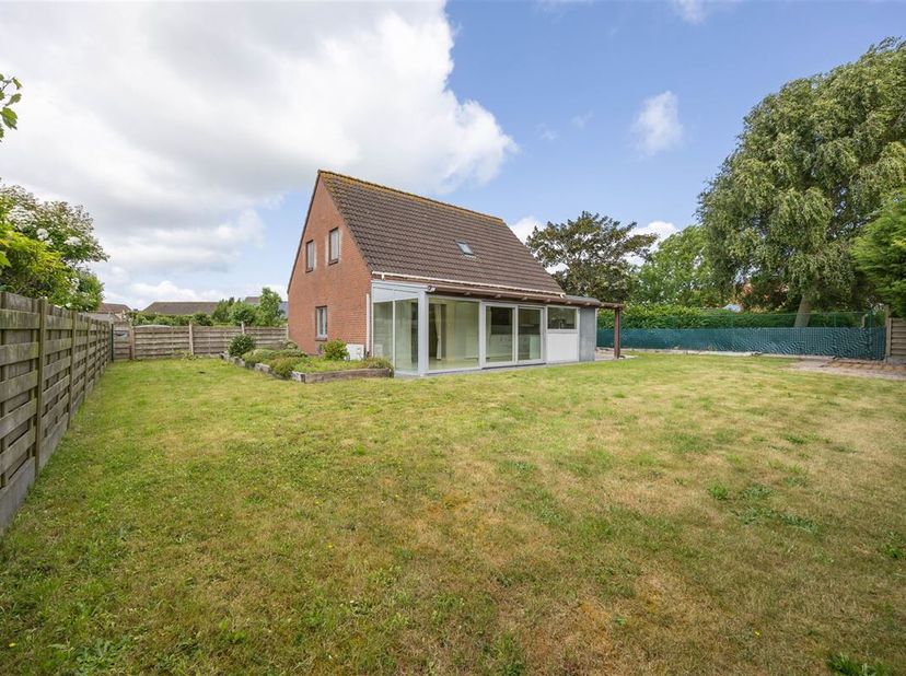 Te renoveren alleenstaande woning op mooi perceel van bijna 600m² gelegen in doodlopende straat van rustige woonwijk. Indeling :  Inkomhal met apart g