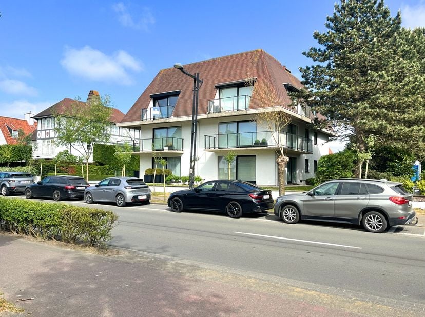 Appartement in een mooie villa-residentie op een topligging in het Zoute. Het appartement omvat 2 ruime slaapkamers, mooie zonneterrassen en een grote