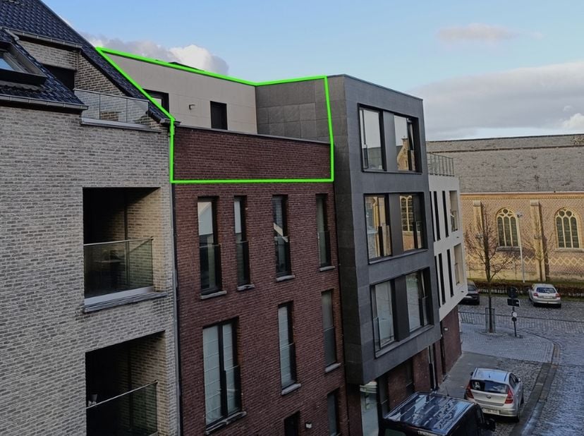 Op zoek naar een modern, lichtrijk en energiezuinig appartement?&lt;br /&gt;
Dit recent appartement met 2 slaapkamers, gelegen in het centrum van Oostnieuwk