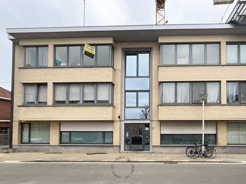 Dit appartement is gelegen op de tweede verdieping links en bestaat uit een inkomhal, apart toilet, leefruimte, ingerichte keuken, berging, terras, 2
