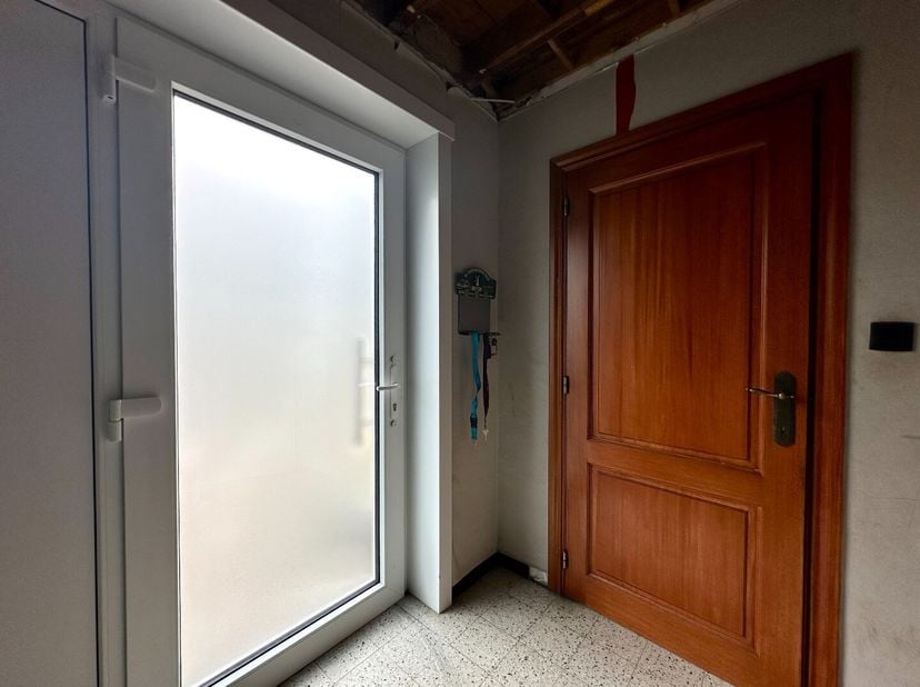 Deze gezinswoning in Eernegem is de ideale keuze voor wie op zoek is naar ruimte en comfort, vlak bij diverse voorzieningen zoals bushaltes, grootware