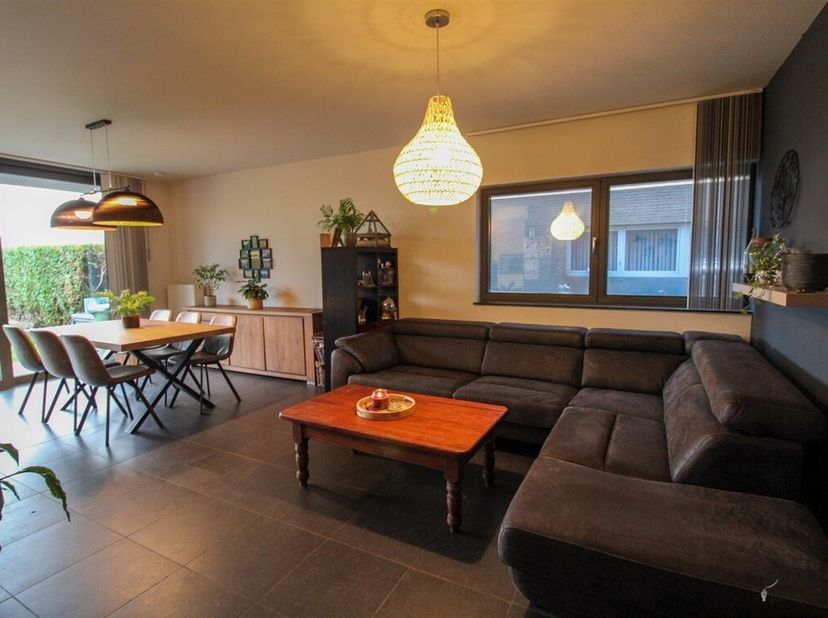 Instapklaar appartement op de gelijkvloerse verdieping van een kleinschalig appartementsgebouw vlakbij het centrum van Pulderbos. Het appartement besc
