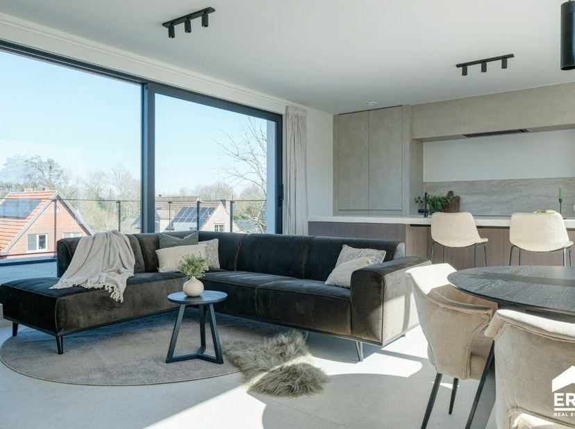 Dit prachtige penthouse is gelegen in de Zavelvennestraat, een rustige omgeving in het groene Kiewit. Het energiezuinige geheel heeft een bewoonbare o
