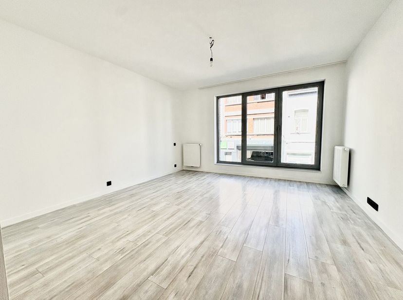 Idéalement situé à Schaerbeek dans le quartier Josaphat, à proximité du parc, au 1er étage dun immeuble récent, nous vous proposons ce superbe studio