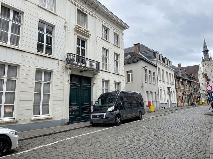 Dit gelijkvloers appartement bevindt zich in een authentieke herenwoning met prachtige gemeenschappelijke tuin, gelegen in een autoluwe straat op enke