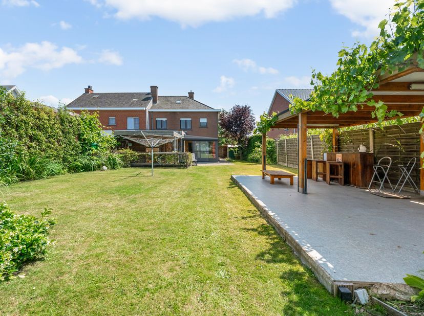 Instapklare halfopen woning met prachtig verzicht te koop in Moorsele!&lt;br /&gt;
We betreden de woning via de inkomhal met gastentoilet en komen terecht i