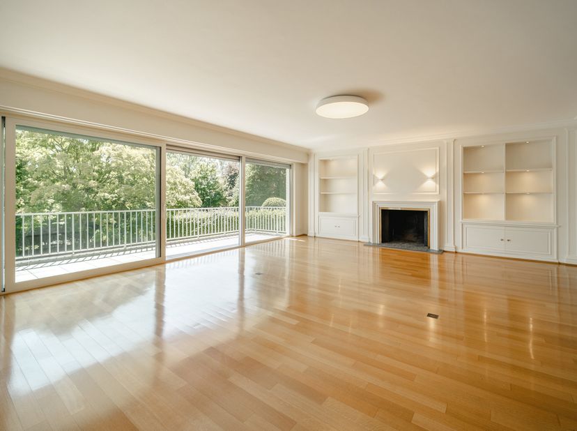 Ideaal gelegen in de wijk Prins van Oranje, verscholen in weelderig groen, biedt dit appartement een bruto vloeroppervlakte van ± 291 m² en beschikt o
